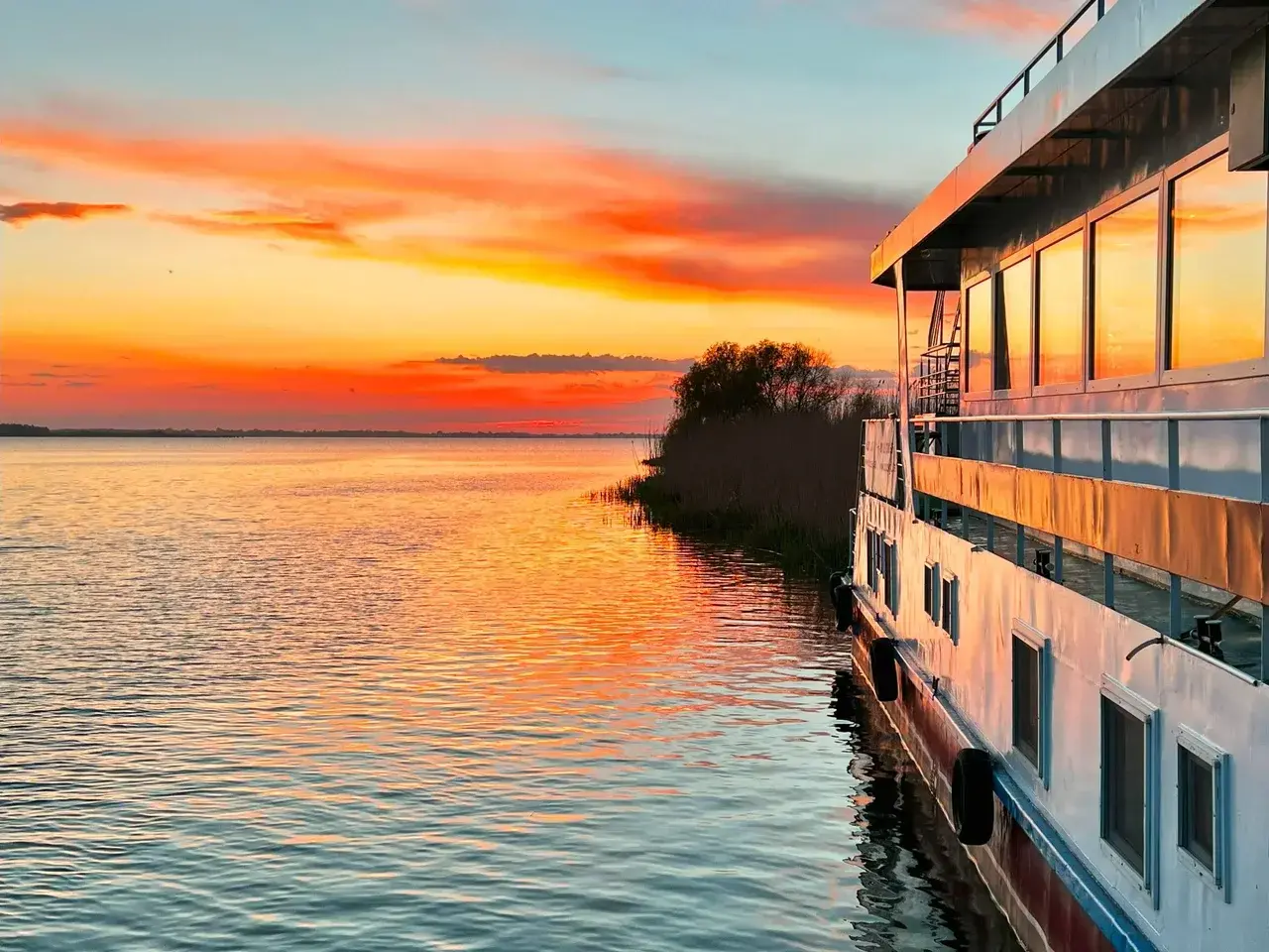 Hotelul plutitor Ibis Tours la apusul soarelui — Delta Dunării