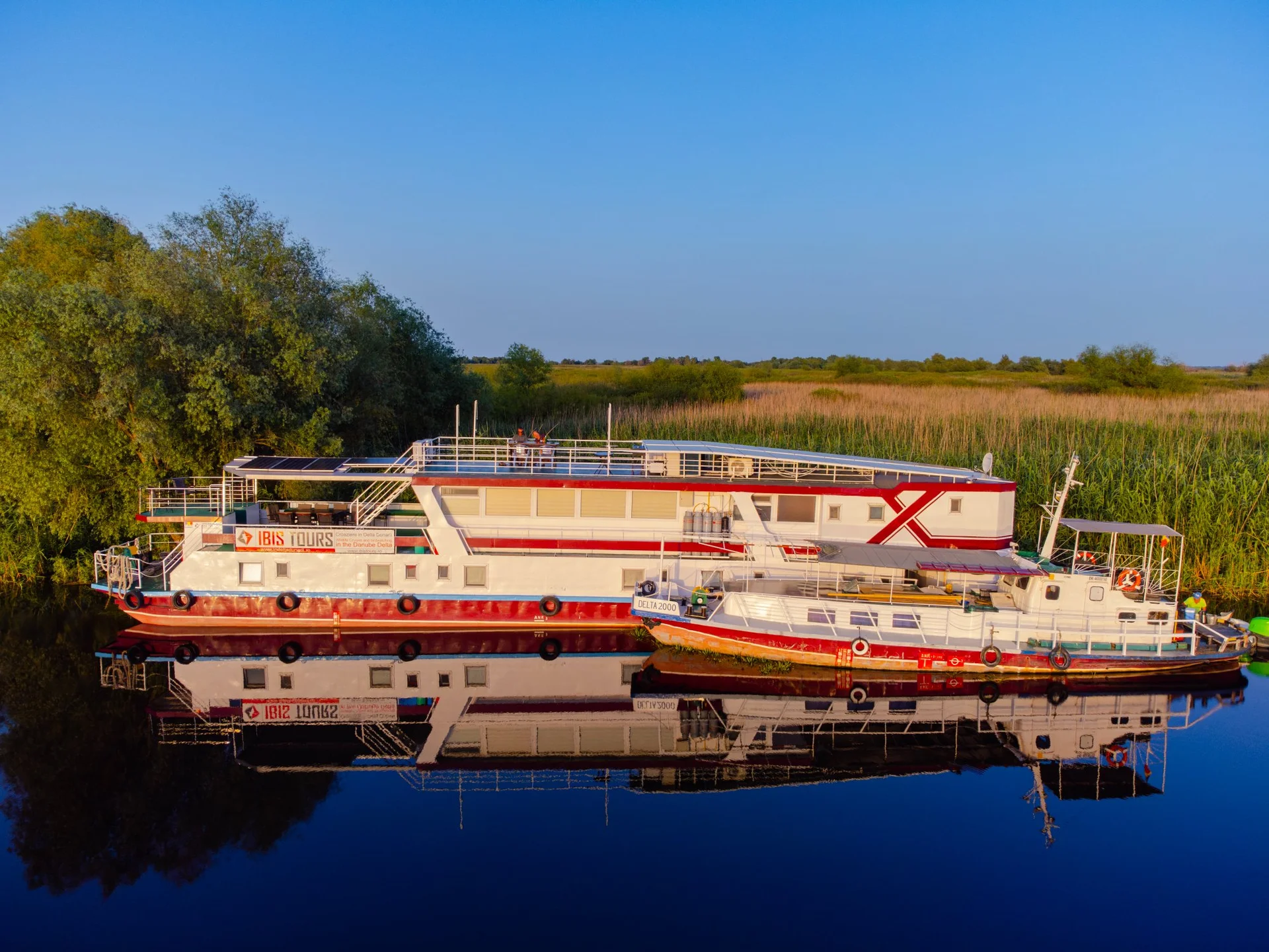 Hotel plutitor Ibis Tours pe canalul Deltei Dunarii — floating hotel for pelican watching