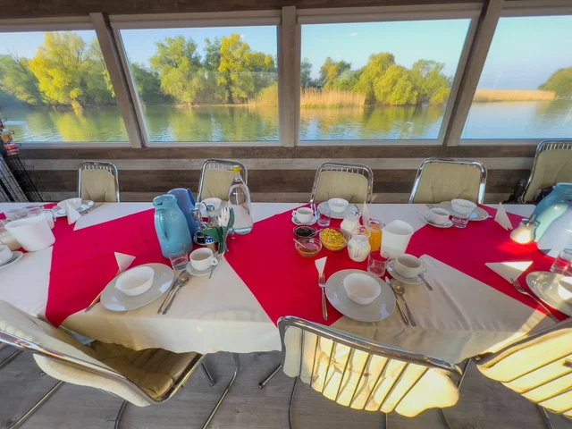 Frühstück mit Blick auf den Donaudelta-Kanal auf dem Ibis Tours Hotelschiff