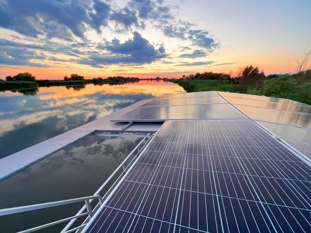 Solarpaneele auf dem Deck des Hotelschiffs — nachhaltige Naturkreuzfahrten im Donaudelta